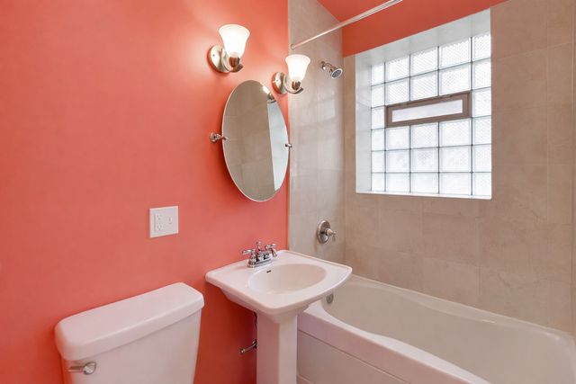 2000 W Greenleaf Avenue 1, Chicago, IL 60645