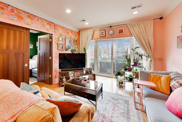 2000 W Greenleaf Avenue 1, Chicago, IL 60645