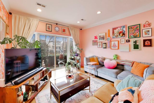 2000 W Greenleaf Avenue 1, Chicago, IL 60645