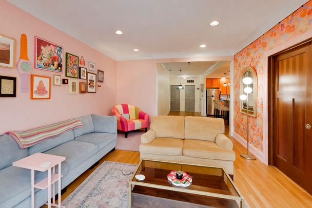 2000 W Greenleaf Avenue 1, Chicago, IL 60645