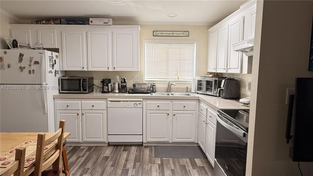 8631 SW 18th Place, Davie, FL 33324
