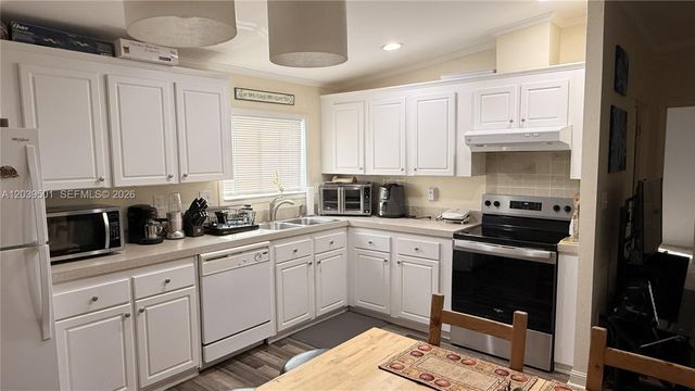 8631 SW 18th Place, Davie, FL 33324