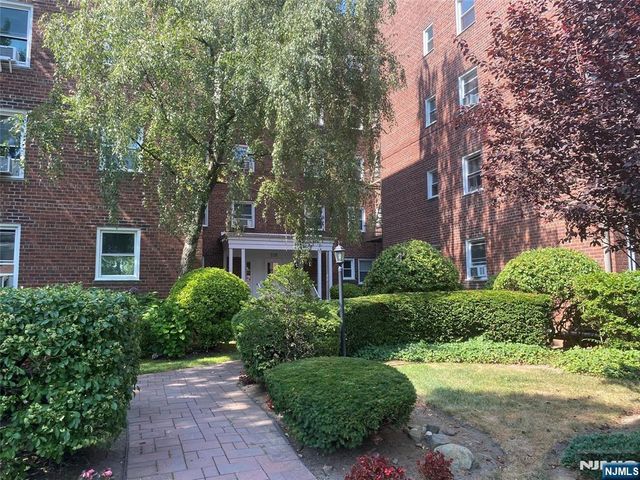 328 N Bridge Plaza 5J, Fort Lee, NJ 07024