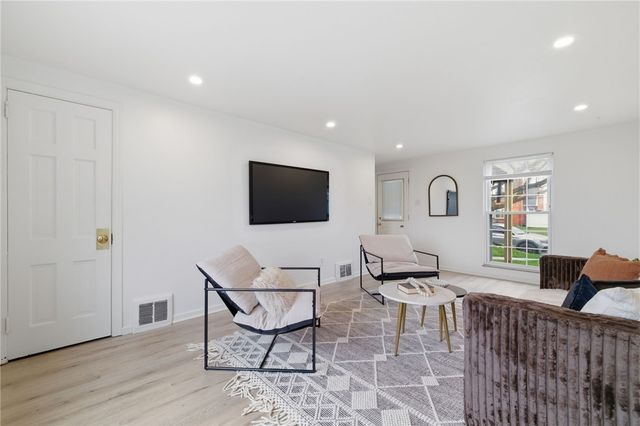 890 Rolling Rock Rd, Baldwin Twp, PA 15234