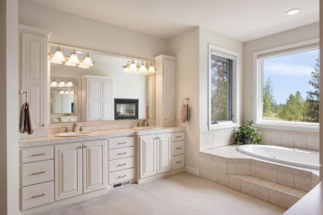 13615 N Riverbluff Ln, Spokane, WA 99208