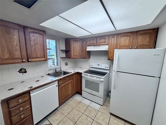 576 FAIRWAYS LANE M104, Ocala, FL 34472