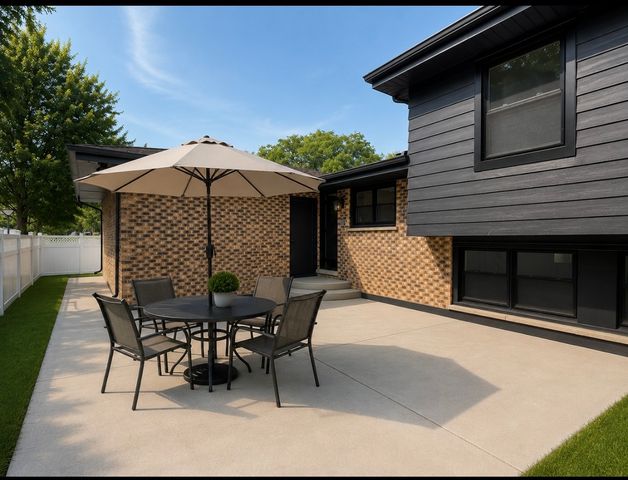 8702 W Bruce Drive W, Niles, IL 60714