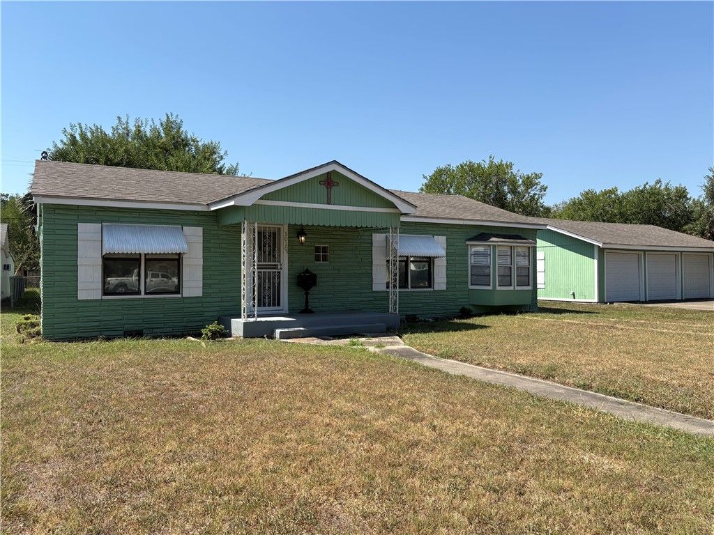 1010 E Fulton St, Sinton, TX 78387 — exterior