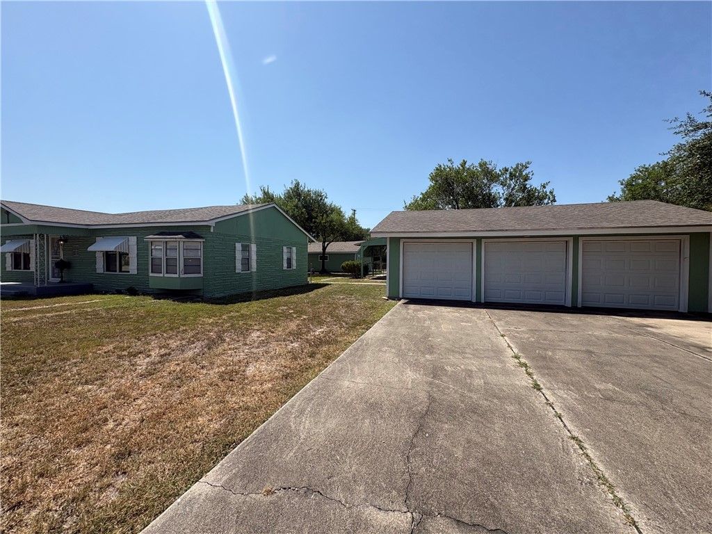1010 E Fulton St, Sinton, TX 78387 — photo 2