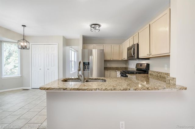 3663 Normandy Court, Oakland Charter Township, MI 48306