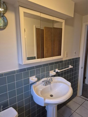 24260 Coolidge Highway, Oak Park, MI 48237