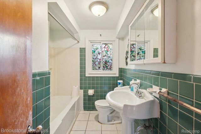 24260 Coolidge Highway, Oak Park, MI 48237