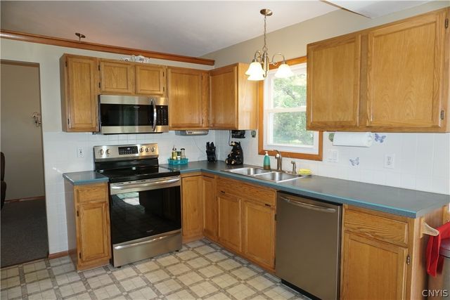 5229 Cremona, Clay, NY 13041