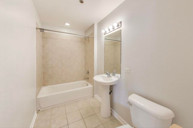 1122 W Catalpa Avenue 803, Chicago, IL 60640