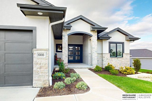 19016 Hazelnut Drive, Gretna, NE 68028