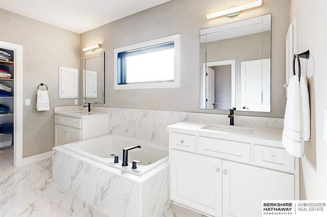 19016 Hazelnut Drive, Gretna, NE 68028