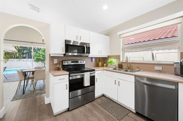 334 SW 194th Ave, Pembroke Pines, FL 33029