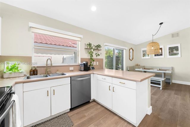 334 SW 194th Ave, Pembroke Pines, FL 33029