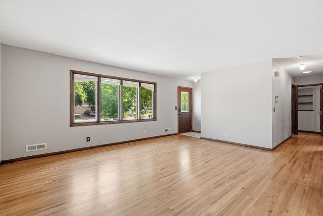916 Whitney Drive, Apple Valley, MN 55124
