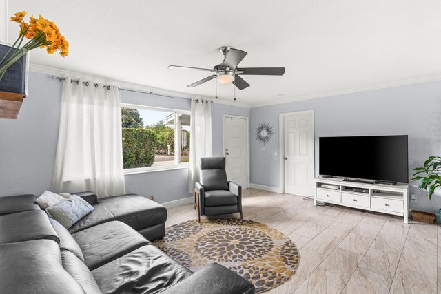 149 SE 27th Place, Boynton Beach, FL 33435