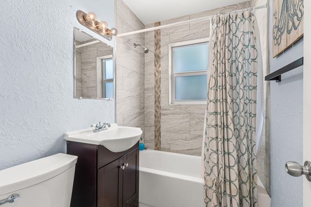 149 SE 27th Place, Boynton Beach, FL 33435