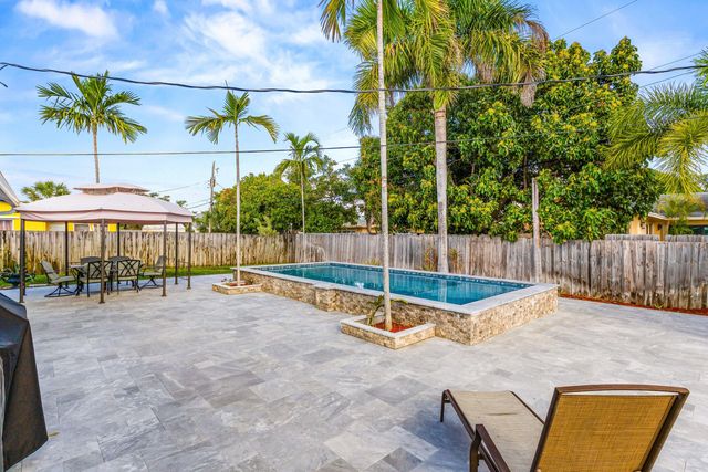 149 SE 27th Place, Boynton Beach, FL 33435