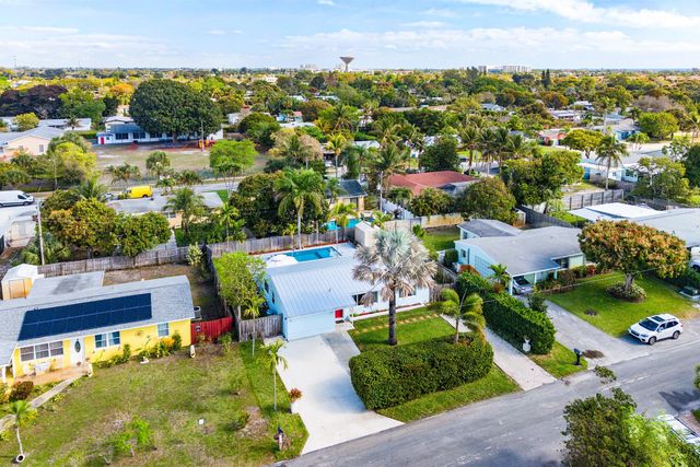 149 SE 27th Place, Boynton Beach, FL 33435