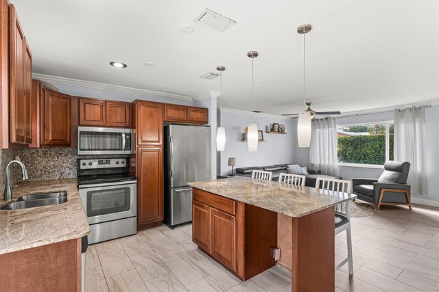 149 SE 27th Place, Boynton Beach, FL 33435