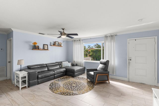 149 SE 27th Place, Boynton Beach, FL 33435