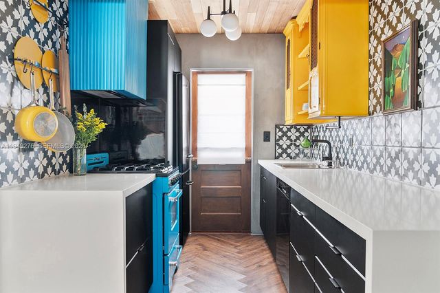 2858 Pine Tree Dr 4, Miami Beach, FL 33140