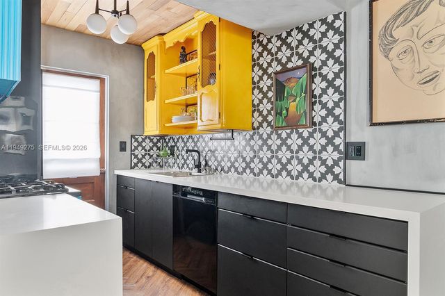 2858 Pine Tree Dr 4, Miami Beach, FL 33140