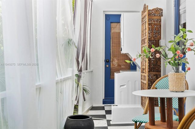 2858 Pine Tree Dr 4, Miami Beach, FL 33140