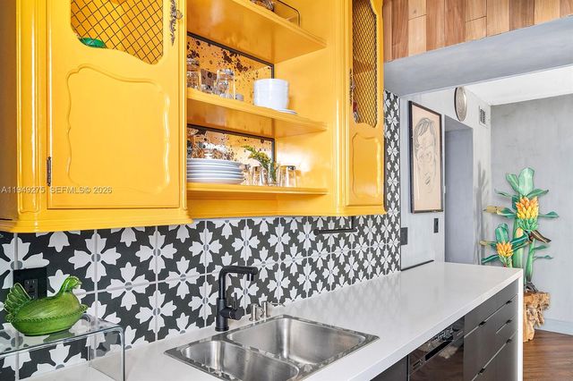 2858 Pine Tree Dr 4, Miami Beach, FL 33140