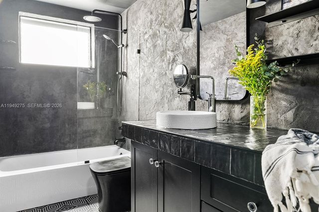 2858 Pine Tree Dr 4, Miami Beach, FL 33140