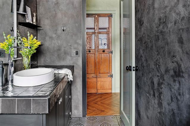 2858 Pine Tree Dr 4, Miami Beach, FL 33140