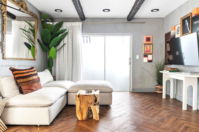 2858 Pine Tree Dr 4, Miami Beach, FL 33140