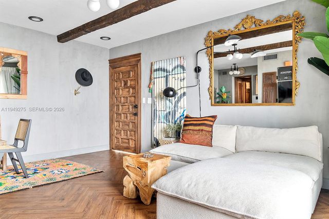 2858 Pine Tree Dr 4, Miami Beach, FL 33140