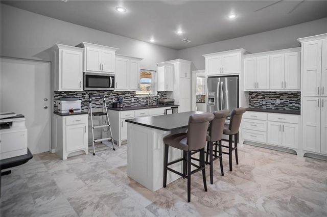 2721 W Perry Road, Rogers, AR 72758