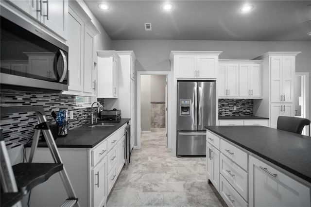 2721 W Perry Road, Rogers, AR 72758