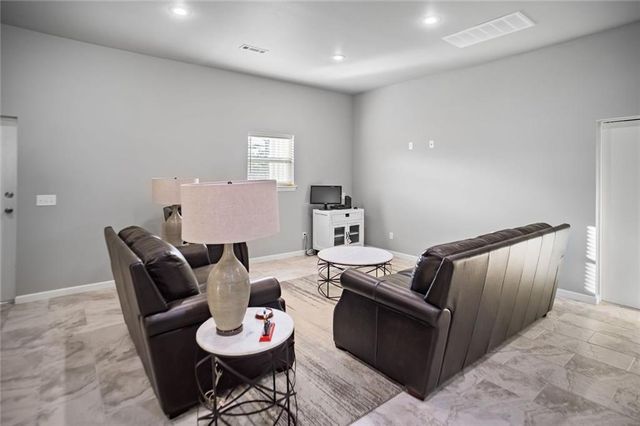 2721 W Perry Road, Rogers, AR 72758