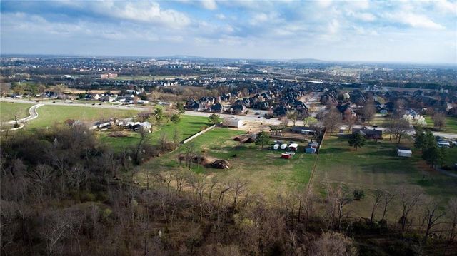2721 W Perry Road, Rogers, AR 72758