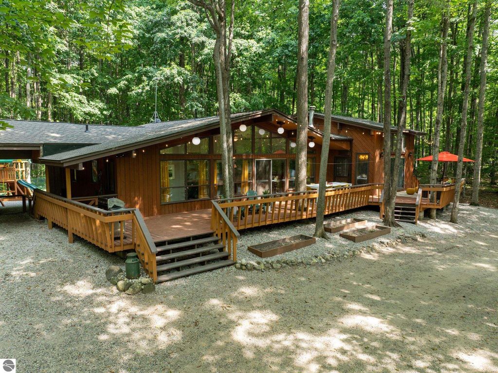 Image 6 of property listing at 5811 East Village Drive, Bellaire, MI 49615