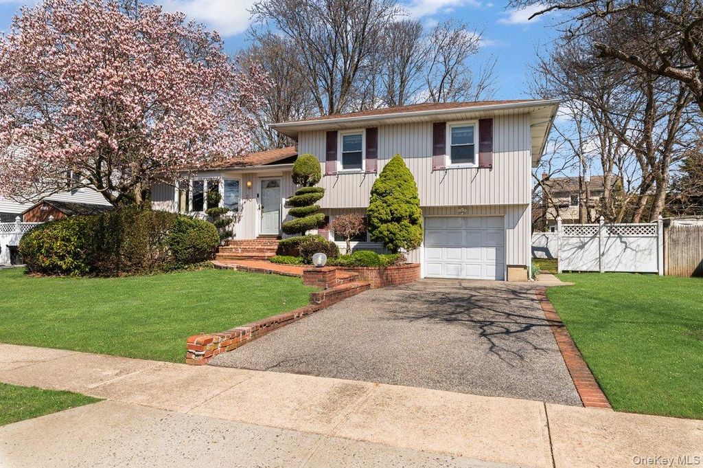 20 Pickwick Drive W, Syosset, NY 11791