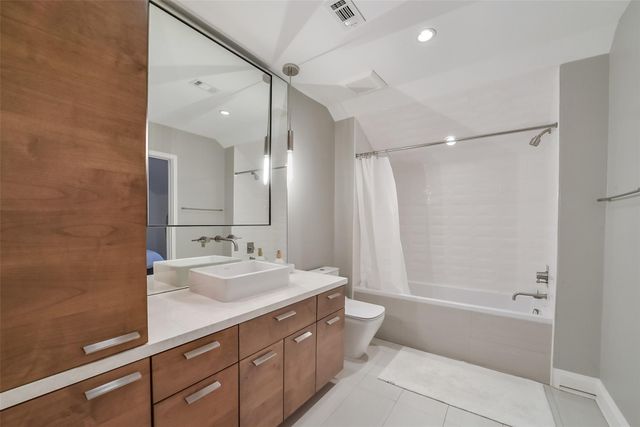 210 Pine Hollow Lane, Houston, TX 77056