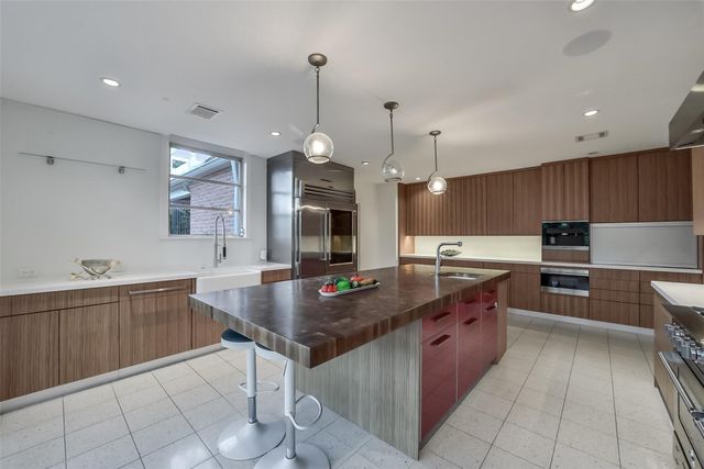210 Pine Hollow Lane, Houston, TX 77056
