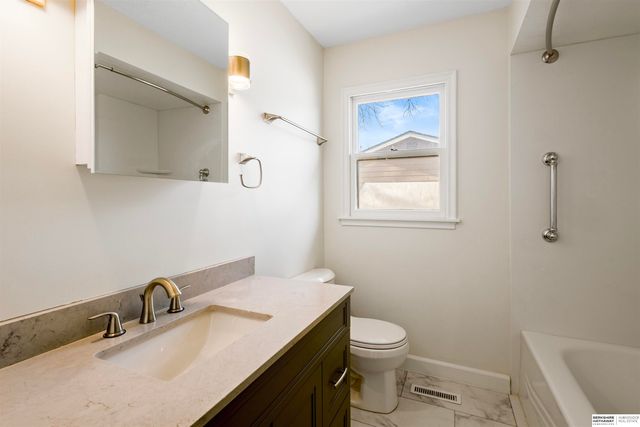 6614 Parkview Lane, Omaha, NE 68104