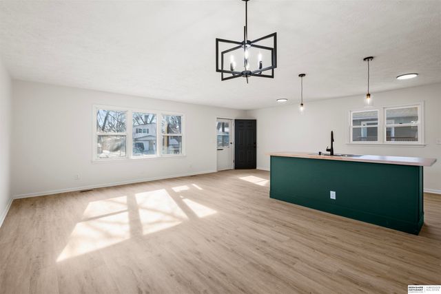 6614 Parkview Lane, Omaha, NE 68104