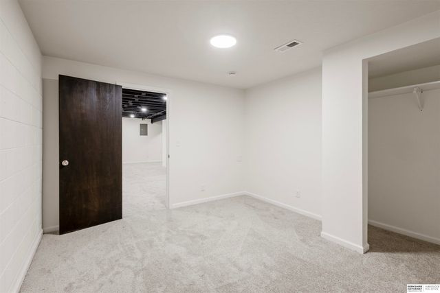 6614 Parkview Lane, Omaha, NE 68104