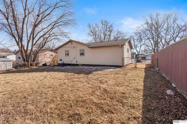 6614 Parkview Lane, Omaha, NE 68104