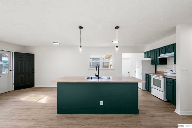 6614 Parkview Lane, Omaha, NE 68104